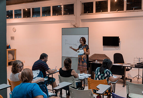 Professora Renata Pereira e alunos durante uma de suas aulas.